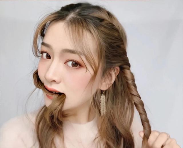 另一边编两股辫
