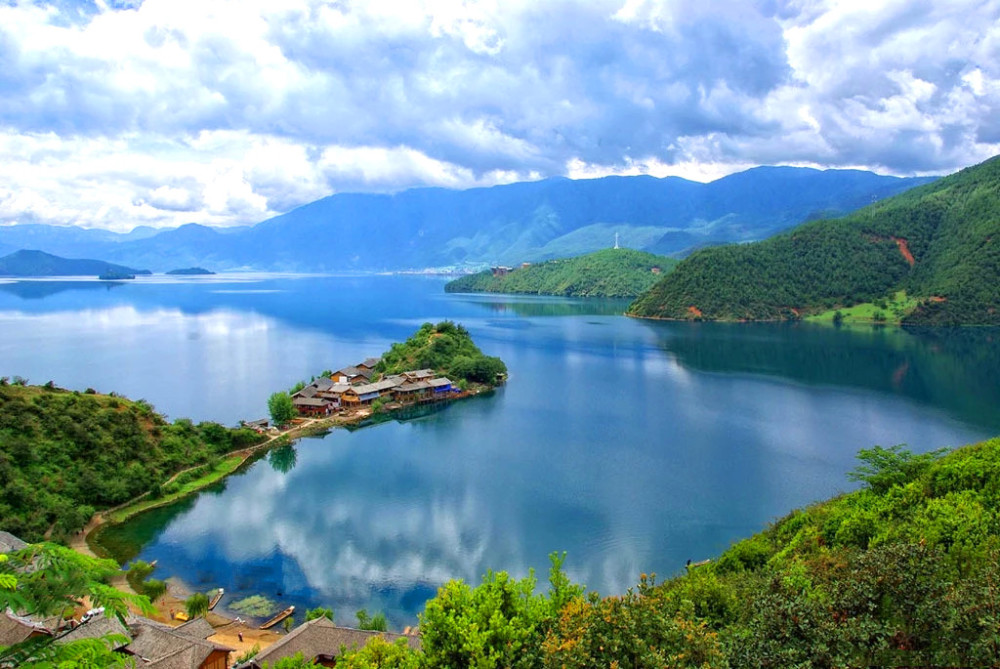 宝地云南总能让人拍出大片,神奇的梅里雪山,最美湖泊泸沽湖