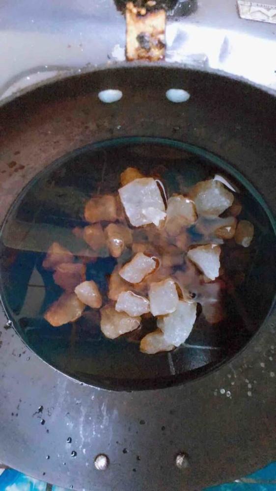开中火将黄酒和冰糖一起倒入锅中,用锅铲搅拌直至冰糖溶解.