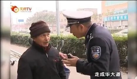 ep02 二仙桥大爷 前情提要:一位大爷拖着一块钢筋走了快车道 这么