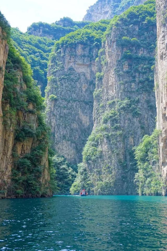 峡谷由清澈湛蓝的湖水贯穿,坐船行于水面上,穿梭在山峰中,大自然的秀