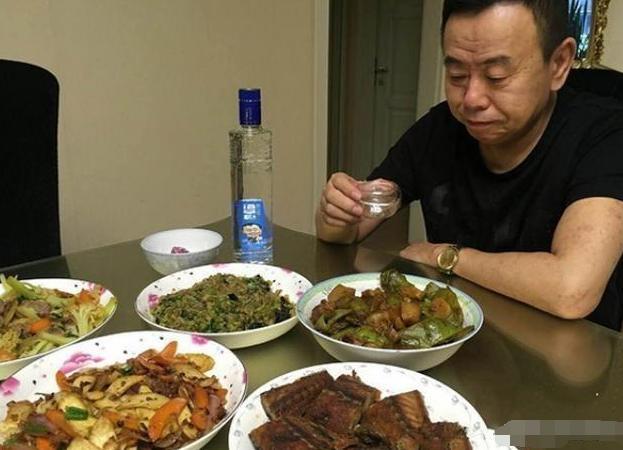 参观潘长江现实住的家,餐桌上食物很随便,每天生活过