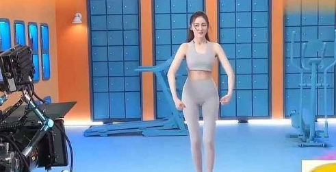 张天爱镜头前大秀身材,虽然个子不是很高,但比例好又有曲线