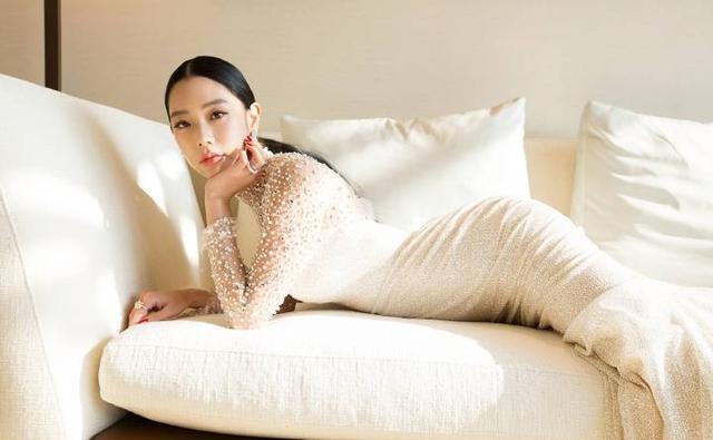 亚洲第一美女克拉拉真是尤物,长裙遮不住傲人曲线