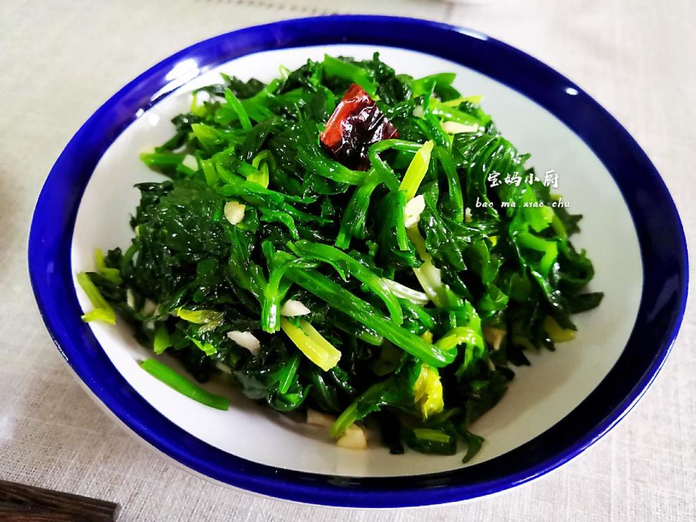 玉米面做饼,芹菜叶子做菜,这早餐家人喜欢,花钱不多,好吃实惠