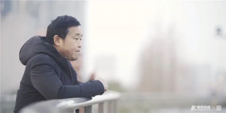 他说最能锻炼人 和韦长春一样,儿子韦玮也在社区工作.