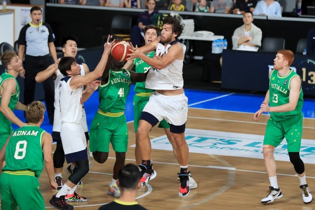 男篮亚预赛-澳大利亚63分大胜中国香港 惠龙儿14+12