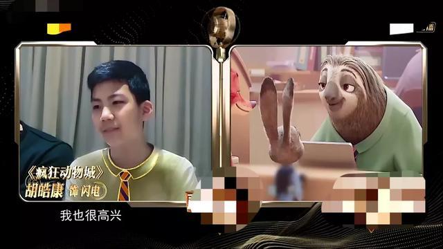 长大的康康不仅继承了爸爸胡军的挺拔身形,英气立体的五官和妈妈卢芳
