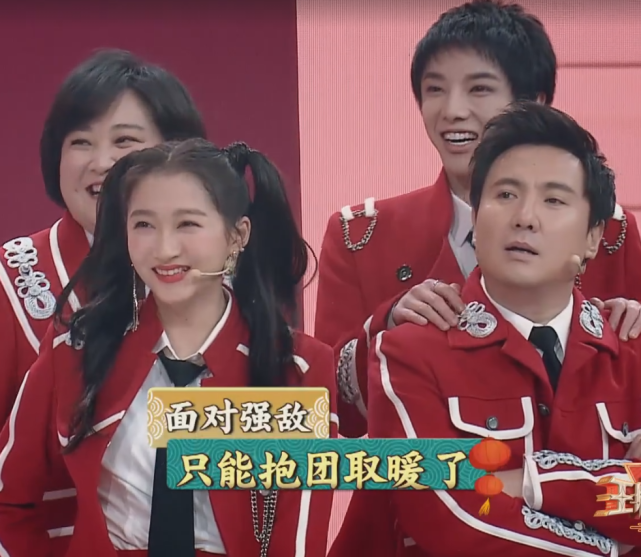 有一种"故意的"叫华晨宇避嫌,关晓彤欢喜送抱,花花反应高级!