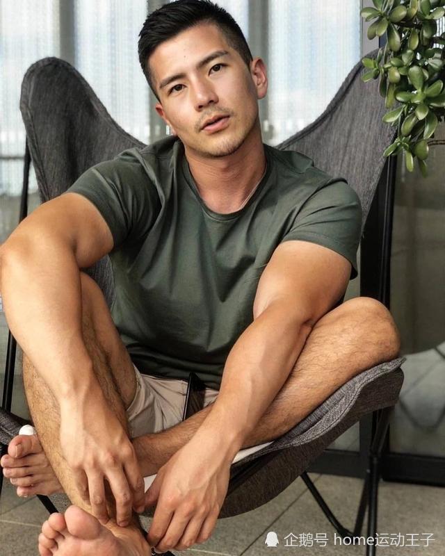 身材健壮的帅哥,留起胡子瞬间变身气质儒雅的型男大叔