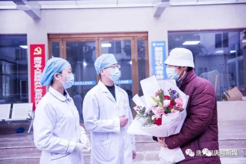 彭萍护士长,杜少武医生向患者讲解出院后注意事项