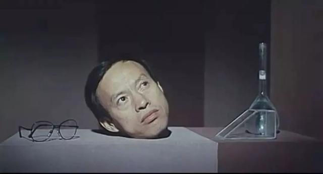 当媒体夸赞《流浪地球》打开了中国科幻片大门时，黄建新笑而不语