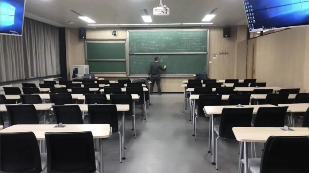 再向北行,清华大学的教室里,上演真正