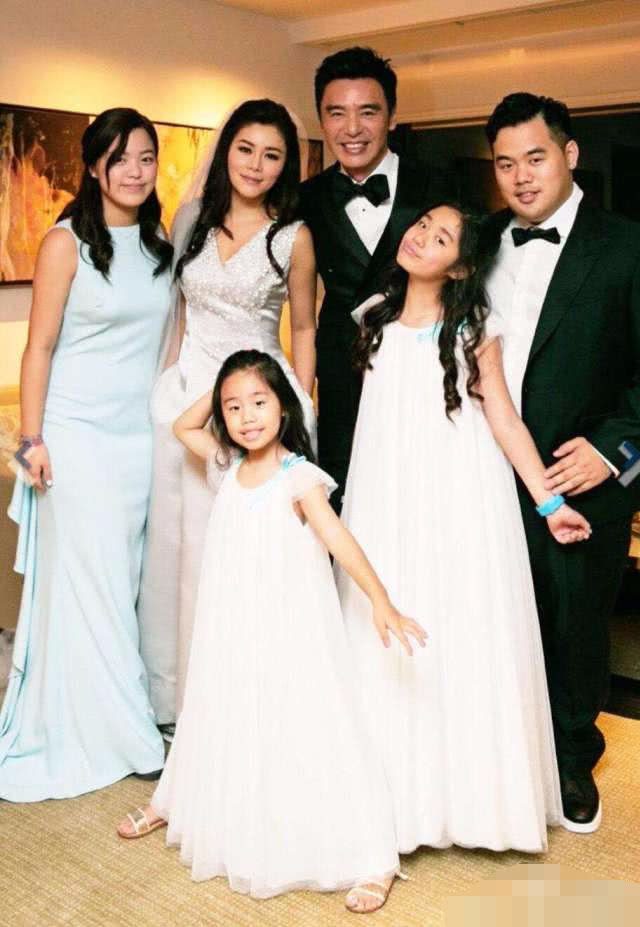 钟镇涛67岁生日获老婆晒恩爱夫妻合照示爱:守着陪着爱