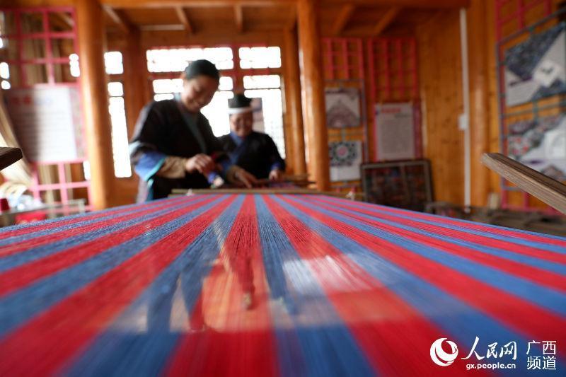 广西三江:侗乡绣娘理纱织锦助脱贫