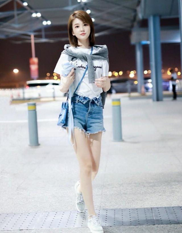 圈中富二代乔欣穿太少,大胆上身豹纹裙,这是要走性感路线?