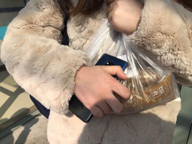 “见家长”途中被感染，90后姑娘出院了：要永久珍藏手腕带，最想吃火锅