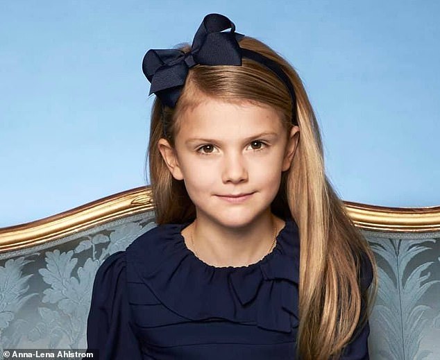 瑞典最美小公主迎8岁生日,王室晒照纪念,滑雪摔致骨折仍难站立