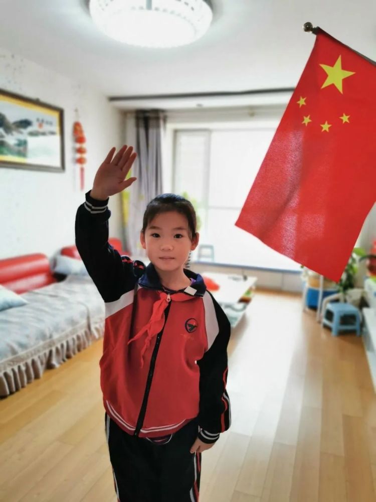 庄严升旗,向国旗敬礼!