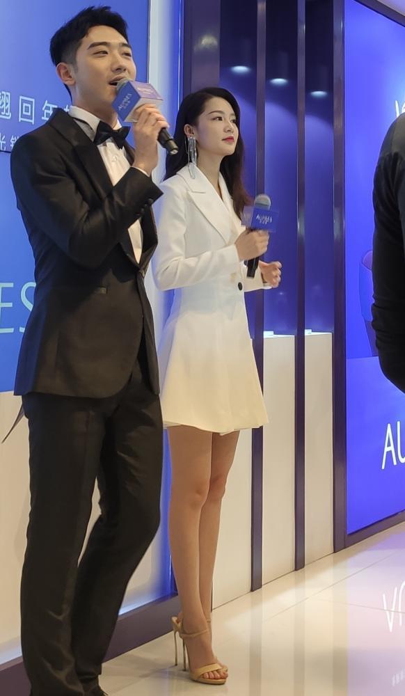 李沁穿白色西装短裙搭配高跟鞋,非常优雅有范儿