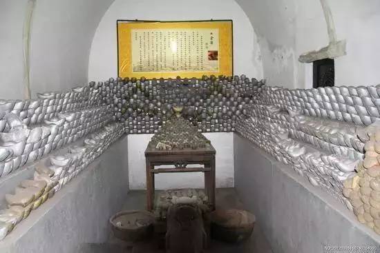 金珐琅怀表乾隆皇帝的十二月令玉佩胭脂红,蓝地轧合欢瓶做工十分的