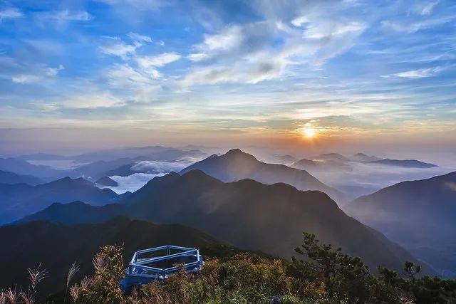 龙泉山景区位于凤阳山国家级自然保护区内,距龙泉市区45公里.