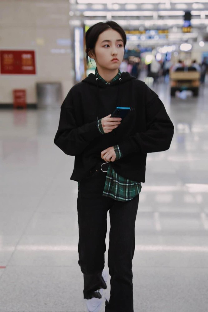 张子枫穿上万gucci卫衣背4万包包,衣服上撩展现真正的