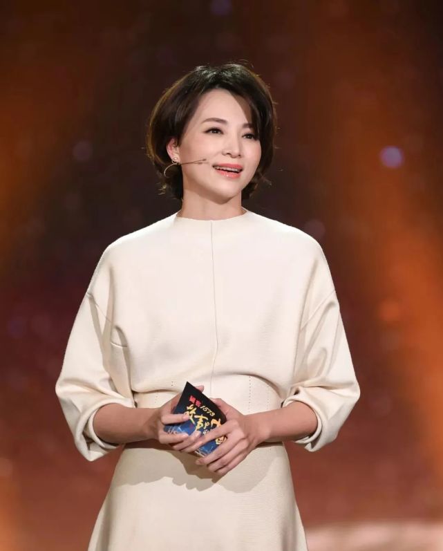 董卿身穿宝蓝色针织衫,难掩高贵气质,散发强大气场