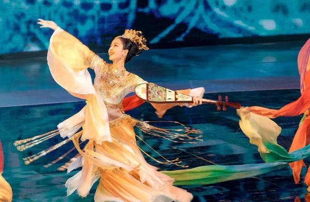 在另一头 《敦煌飞天》里的惊鸿舞蹈,可乐看了只想对这美颜尖叫!