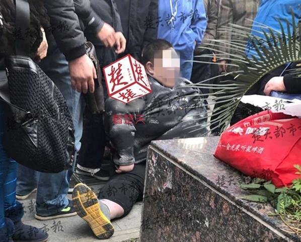 440斤重男子摔倒 20人努力耗时2小时始终没扶起(组图)