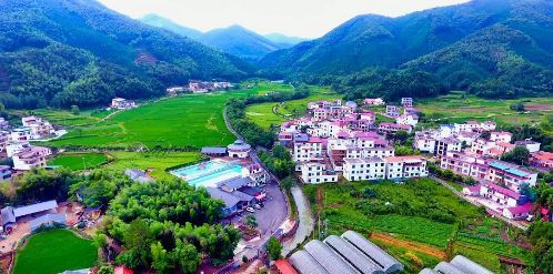 坪地山村位于信丰县新田镇南部,四面环山,生态资源丰富,俗称"盆地山".