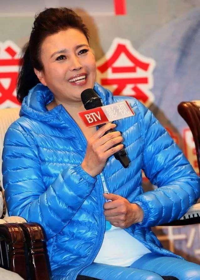 孙红雷前女友强势上线,61岁丁嘉丽初显老态,穿得不时髦演得真好