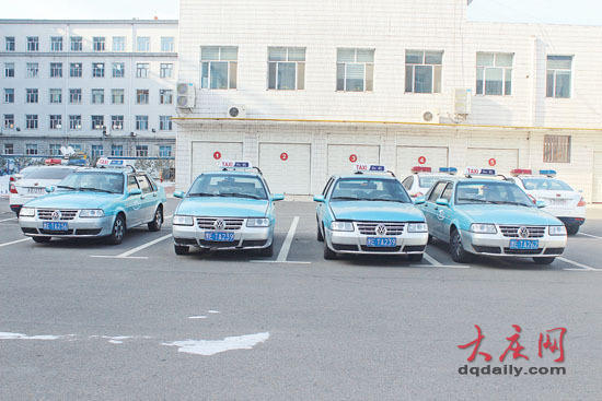 大庆交警围剿套牌出租车 两台同牌出租车竟然