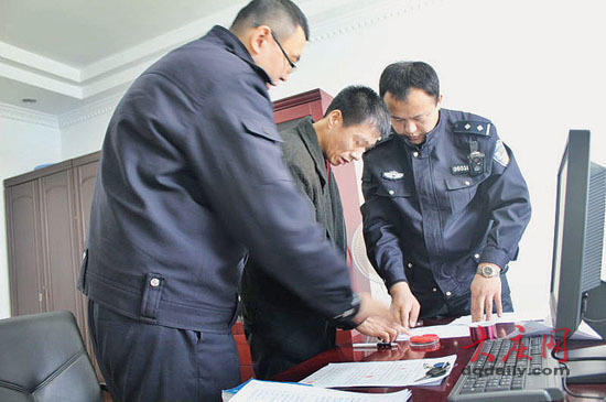 大庆交警围剿套牌出租车两台同牌出租车竟然都