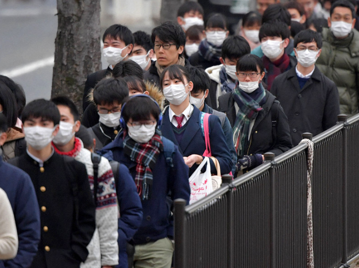 日本"高考"照常举行:数十万学生戴口罩考试,考场配消毒水