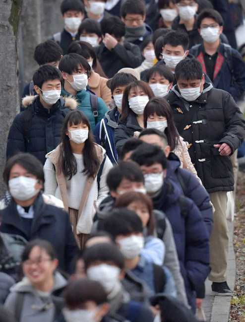 日本"高考"照常举行:数十万学生戴口罩考试,考场配消毒水
