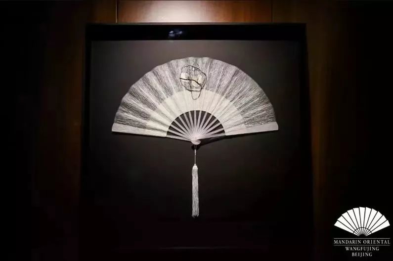 以折扇作为酒店形象的的文华东方,每一家酒店都有一把"镇店之扇"