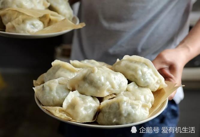 包海菜包子时最好个头不要太大,但菜要塞实包严.图片