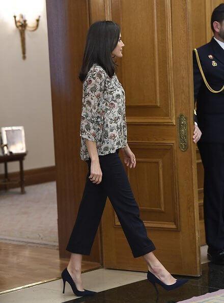 西班牙王后穿衣罕见翻车!碎花衣配裤子太显土气,纤细脚踝我羡慕 西班牙王后穿衣罕见翻车!碎花衣配裤子太显土气,纤细脚踝我羡慕