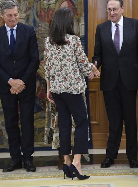 西班牙王后穿衣罕见翻车!碎花衣配裤子太显土气,纤细脚踝我羡慕 西班牙王后穿衣罕见翻车!碎花衣配裤子太显土气,纤细脚踝我羡慕
