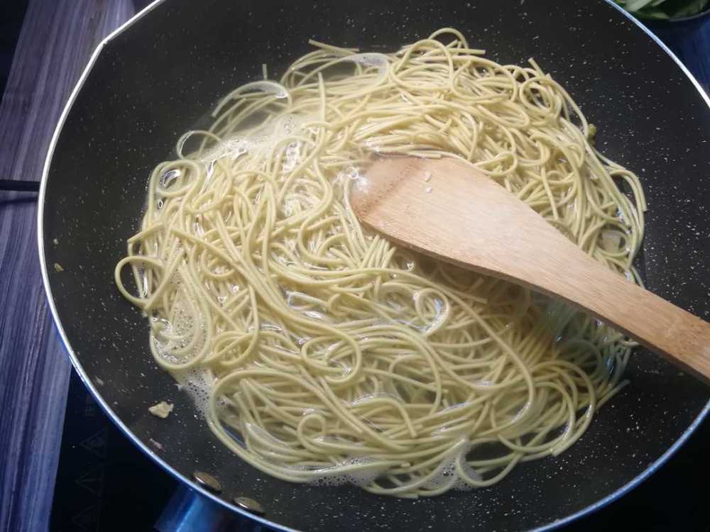 这是一袋煮热干面的碱水面,老阿姨也能做出很有泉州味道的家常面