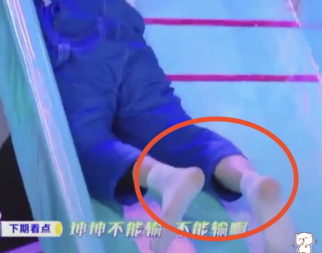 蔡徐坤玩游戏时被挂在墙上看到他脚底的颜色我没眼花吧