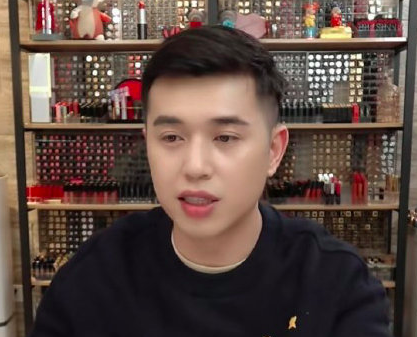 李佳琦小助理军装照曝光,五官俊朗颜值爆棚,可惜一胖