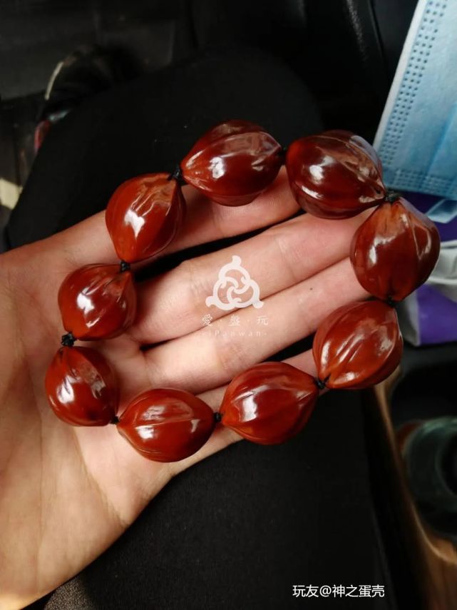 这是玩友当时盘了3年的橄榄核原皮,红润的包浆泛着宝石般的光泽