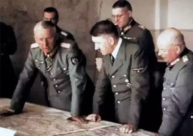 在库尔斯克战役前,曼施坦因和希特勒正在商讨计划