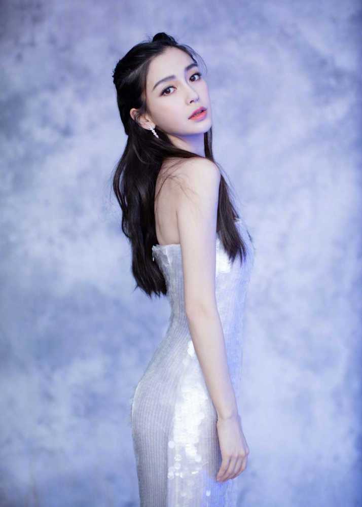 angelababy颜值逆天了!穿一袭亮片抹胸裙性感高级,宛如芭比娃娃