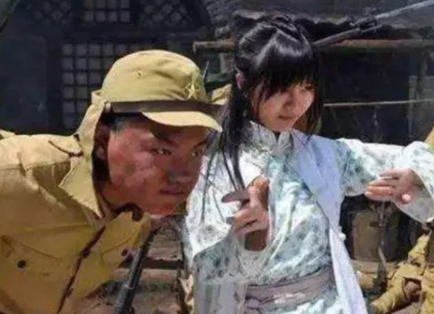 一个人指着一个人骂成语是什么_拿枪指着一个人图片(2)
