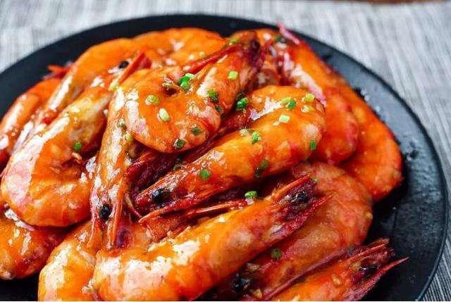 而渤海湾地区的海鲜特产大对虾正是非常适合油焖大虾的食材