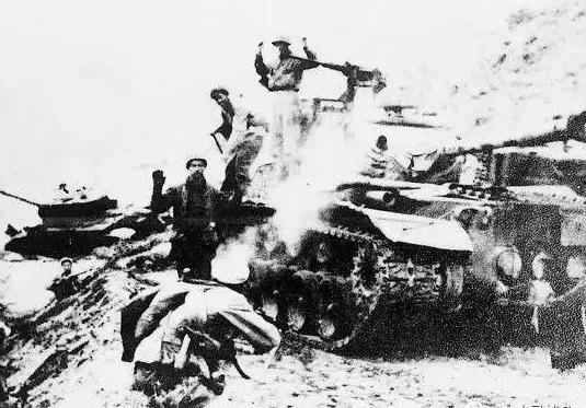 美韩炮兵争着逃跑,互不让路,志愿军追到:火炮通通留下