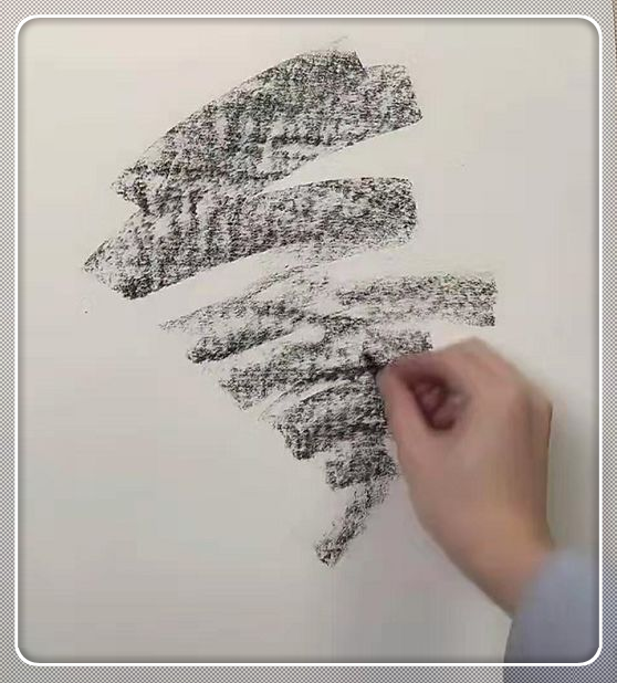 美术生用碳条画画,开局以为在乱画,看到成品:这是我偶像